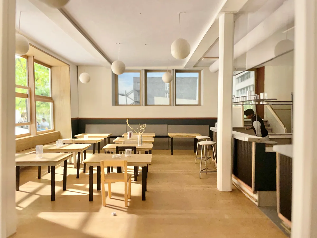 Eine Mischung zwischen Mediterraner Frische und alpiner Bodenständigkeit soll im «Walter`s» entstehen. Bilder des neuen Bistros Walter im Zellwegerpark Uster